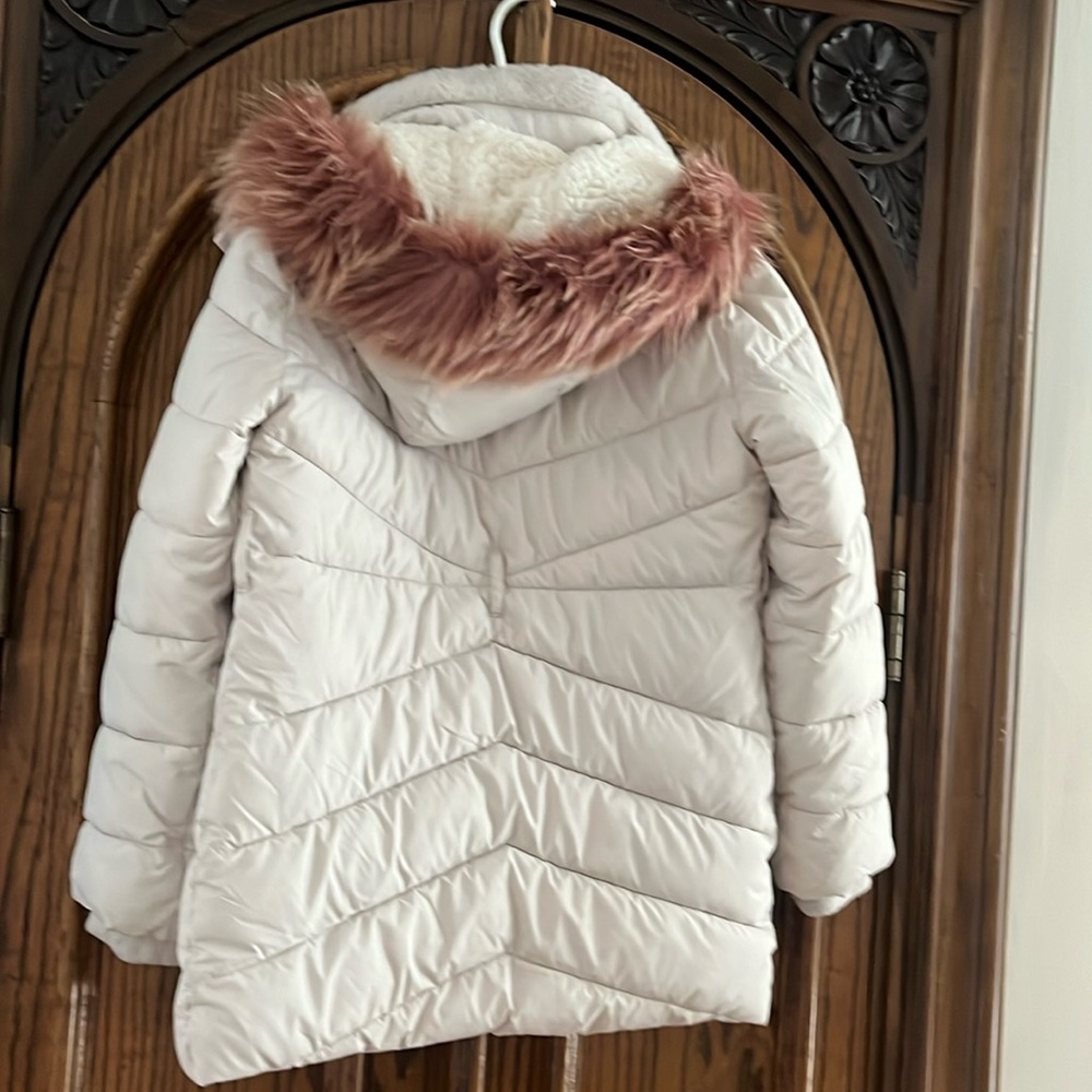 Abercrombie 9/10 off-white belted, fleece lined puffer jacket. Great condition.